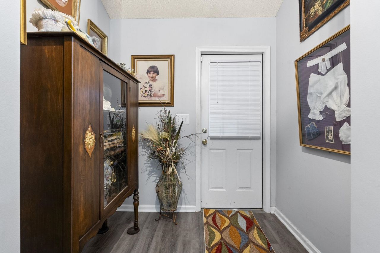 353 Worthington Circle Photo 16