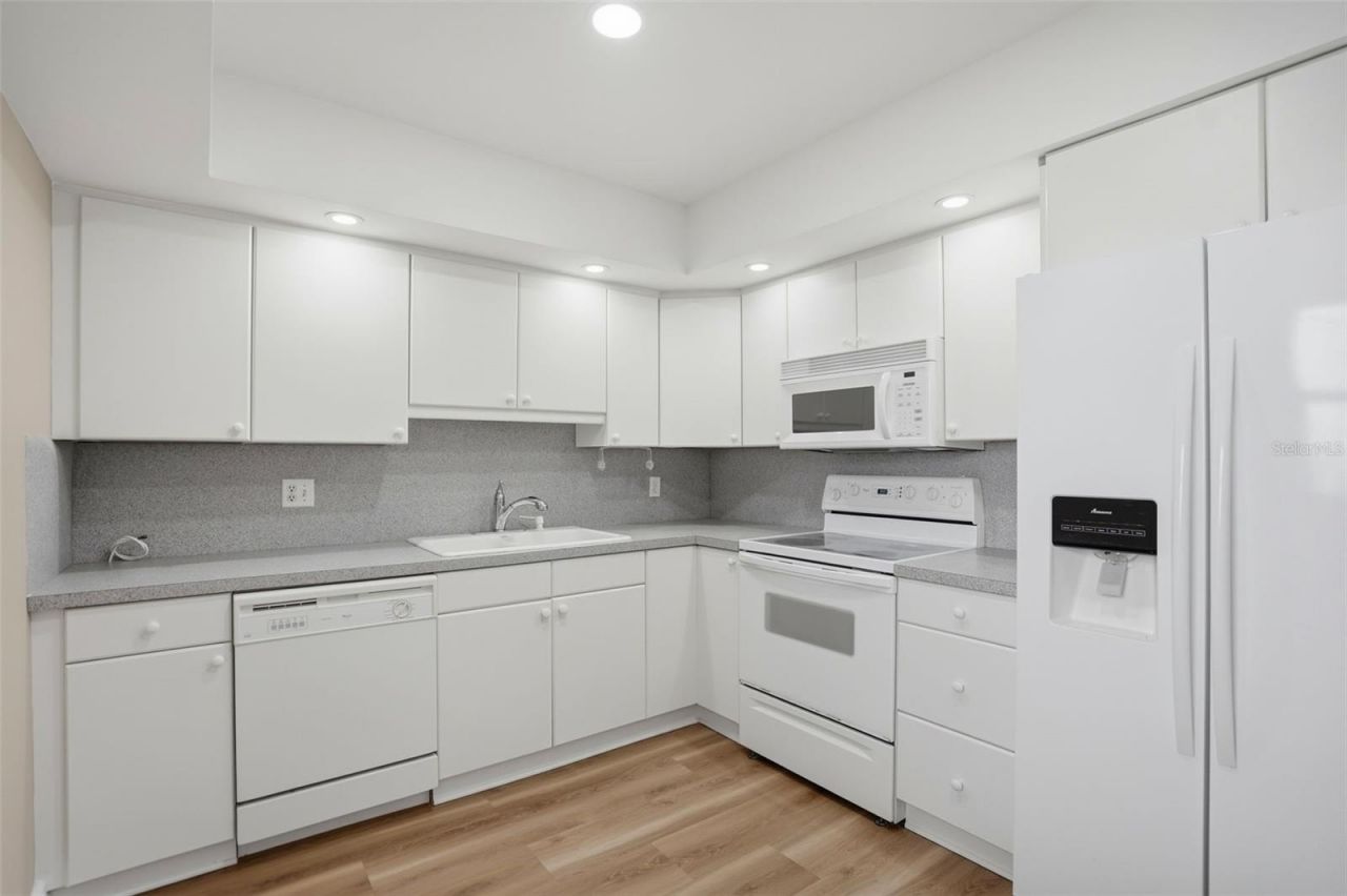 5108 Brittany Drive S, Unit 1006, Saint Petersburg, FL 33715 Photo