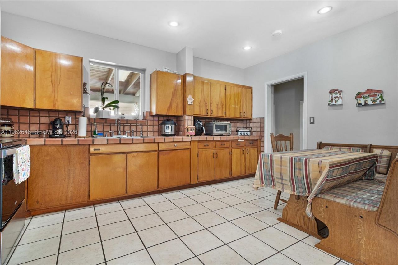 4660 W 9th Ave, Hialeah, FL 33012 Photo