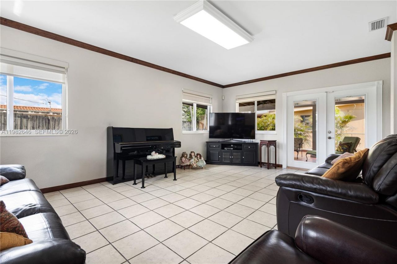 4660 W 9th Ave, Hialeah, FL 33012 Photo