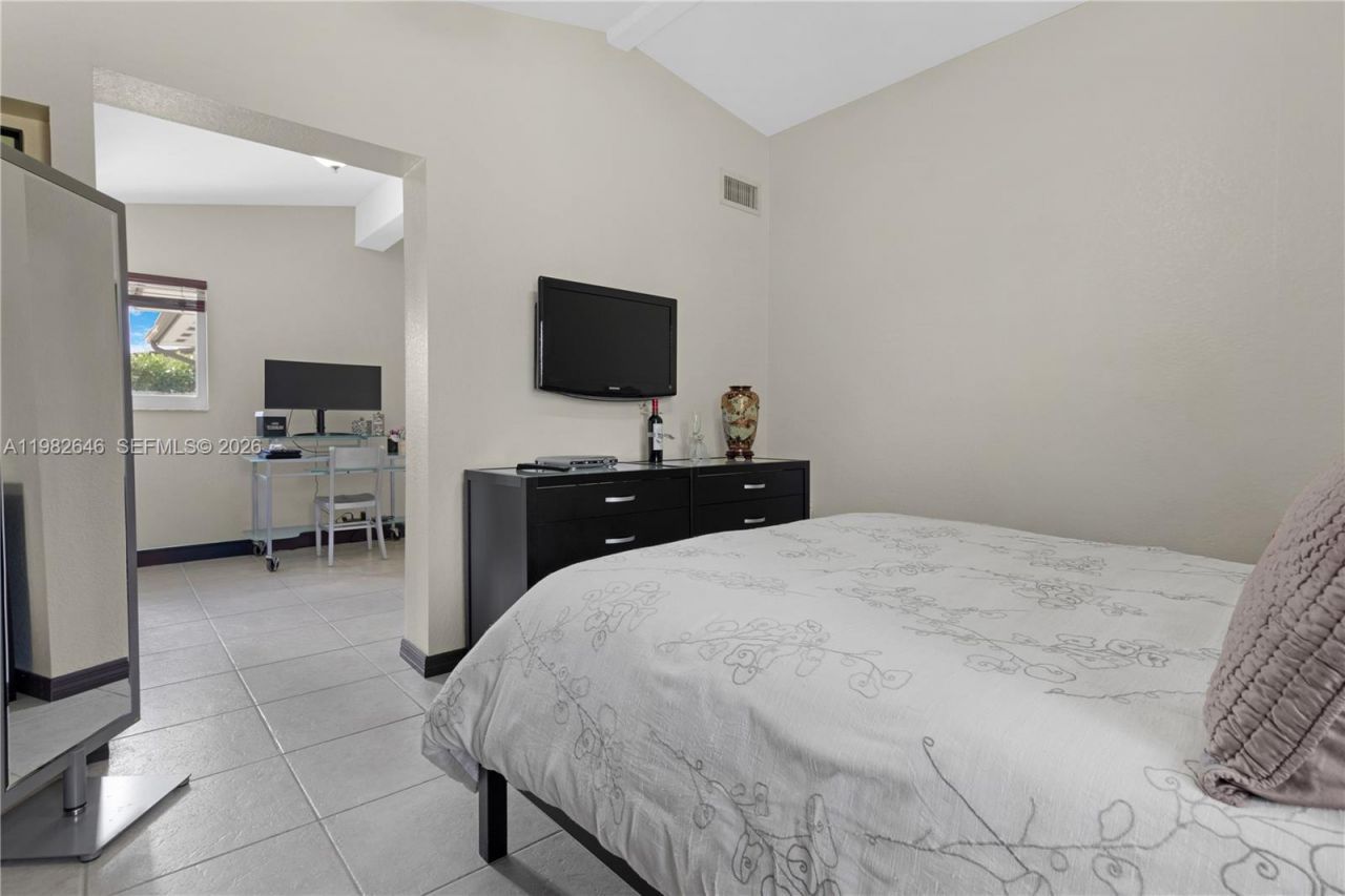 4660 W 9th Ave, Hialeah, FL 33012 Photo