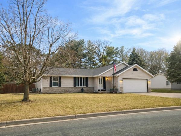 1327 Montclair Pl, Fort Atkinson, WI 53538