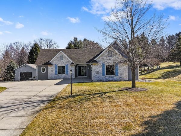 W296S2982 Molly Ln S, Genesee, WI 53188