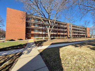 2925 W 13 Mile Road, Royal Oak, MI 48073