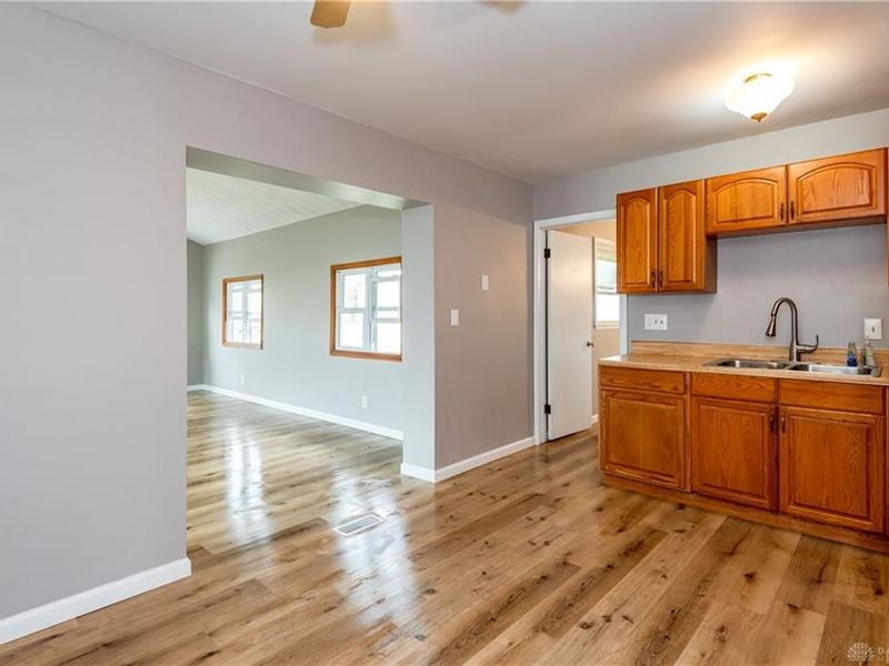 208 Pinegrove Drive, Bellbrook, OH 45305 Photo 8