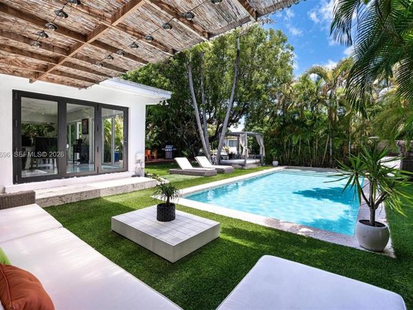 1865 Daytonia Rd, Miami Beach, FL 33141