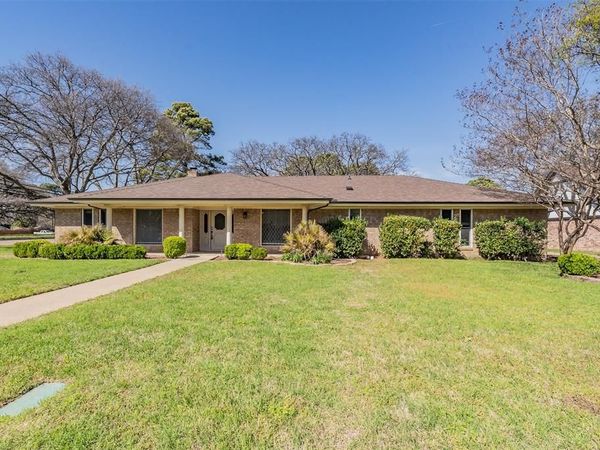 2415 Lakeview Circle, Arlington, TX 76013