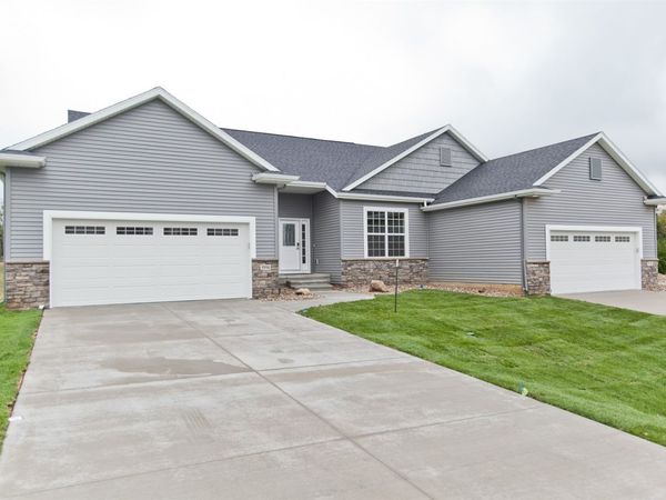 5700 Meadow Grass Circle SE, Cedar Rapids, IA 52403