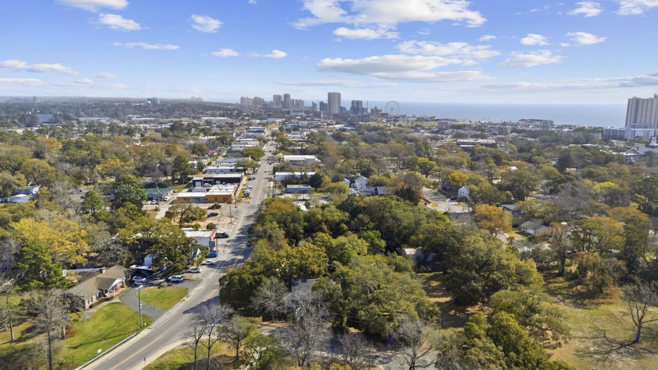 202 Broadway St. Photo 9