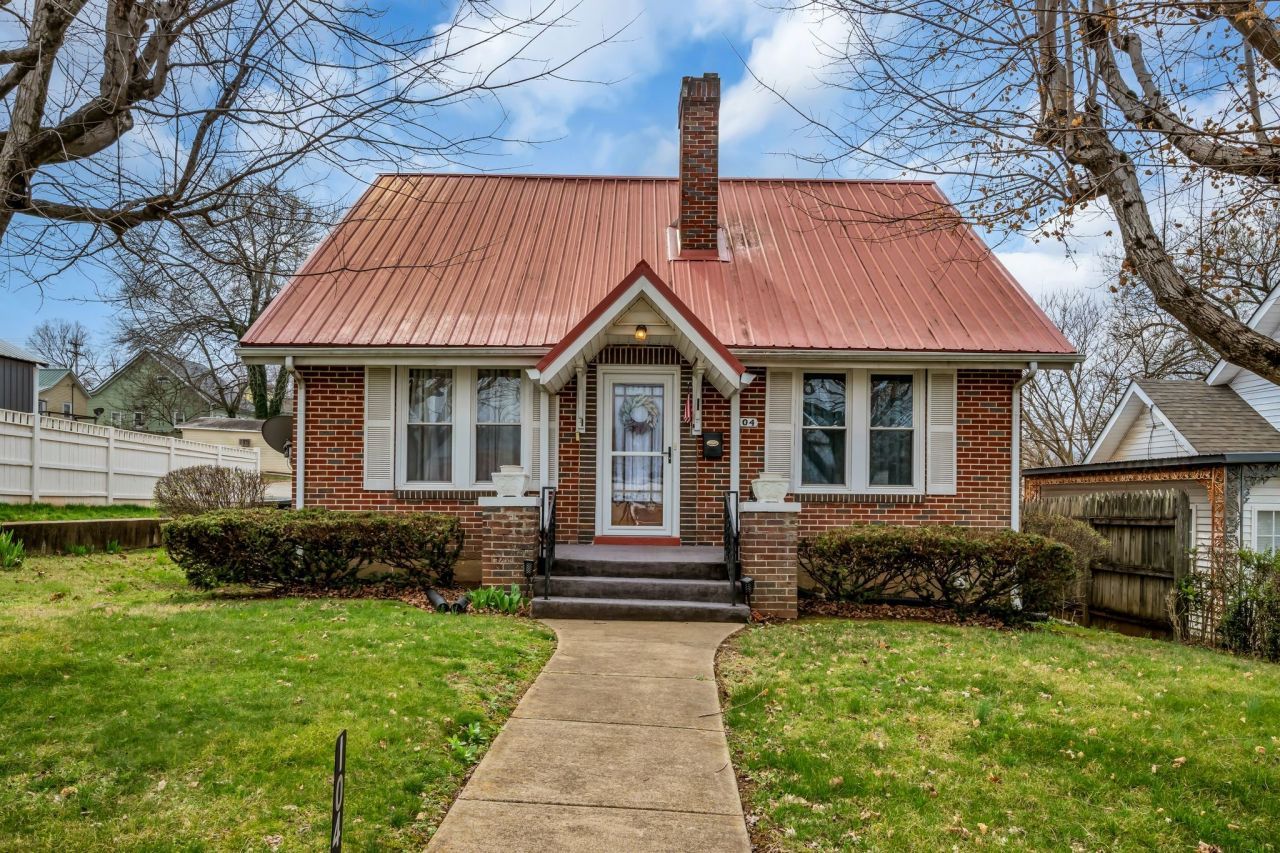 104 W Chestnut St, Dickson, TN 37055 Main Photo