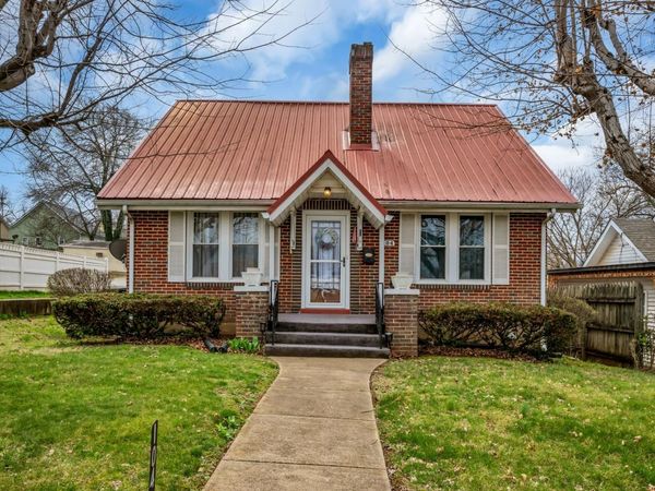 104 W Chestnut St, Dickson, TN 37055