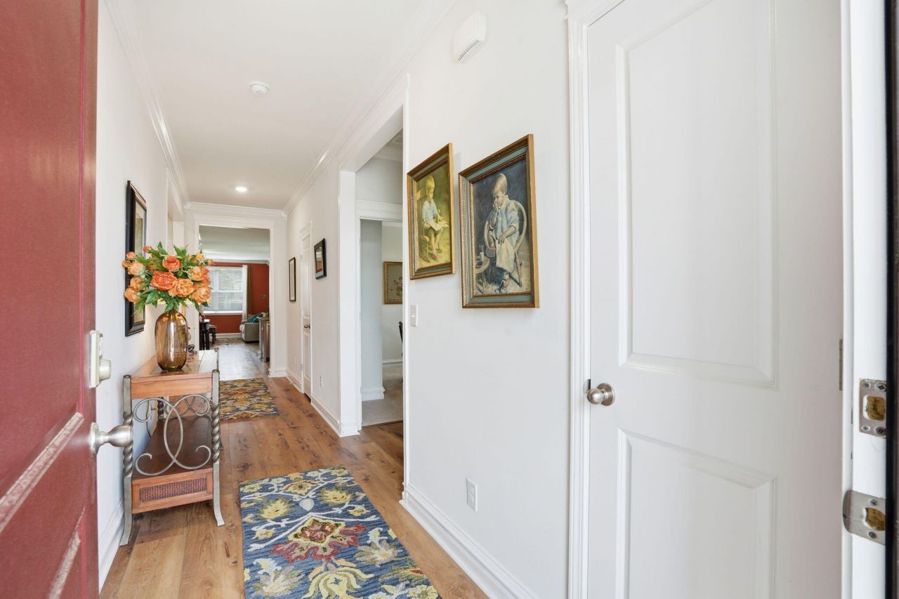 122 Oakwood Boulevard Photo 4