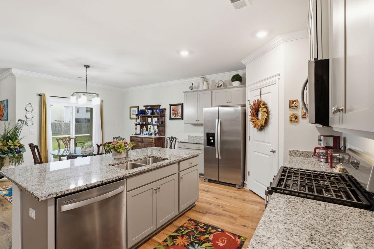 122 Oakwood Boulevard Photo 7