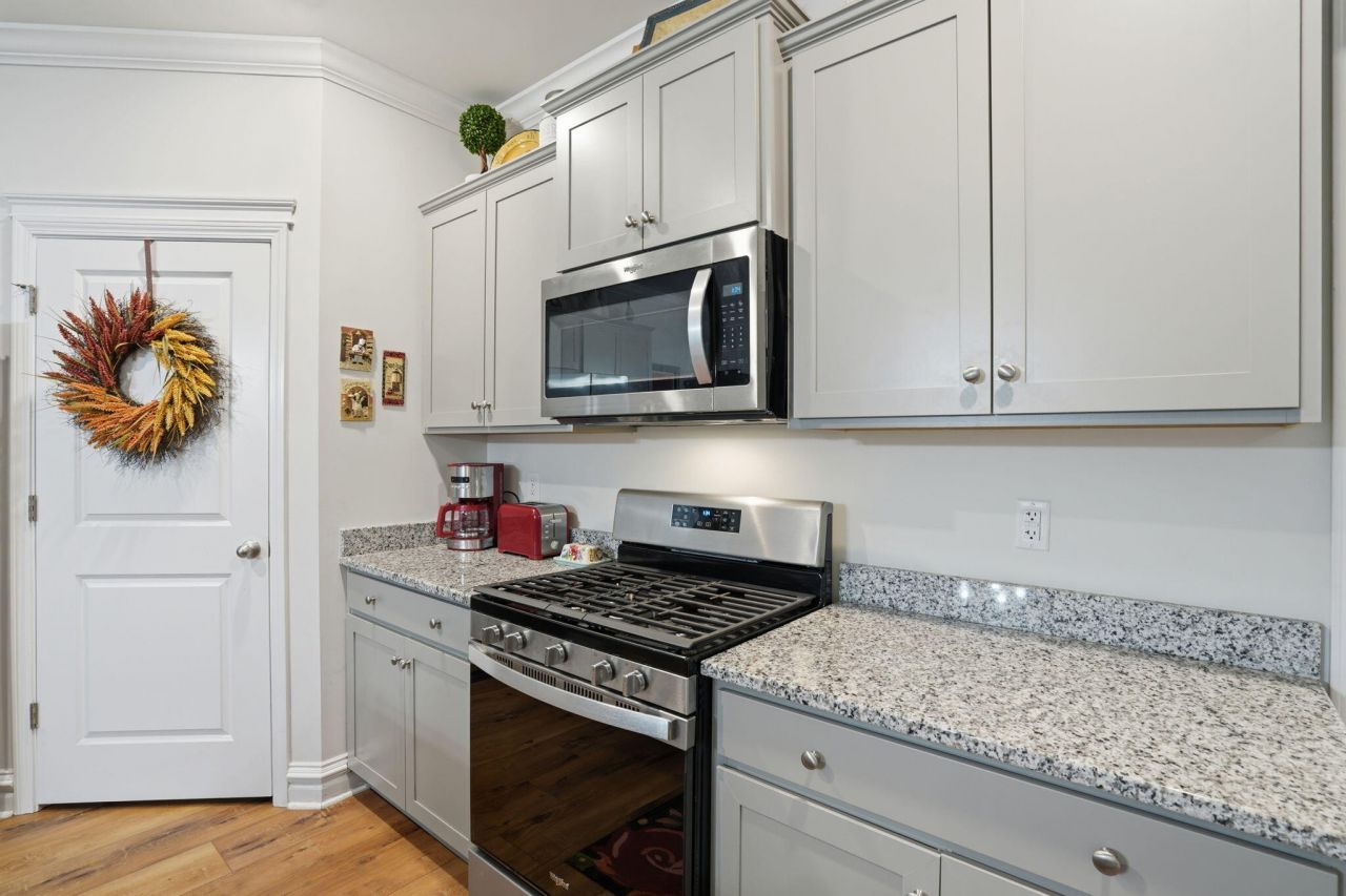 122 Oakwood Boulevard Photo 8