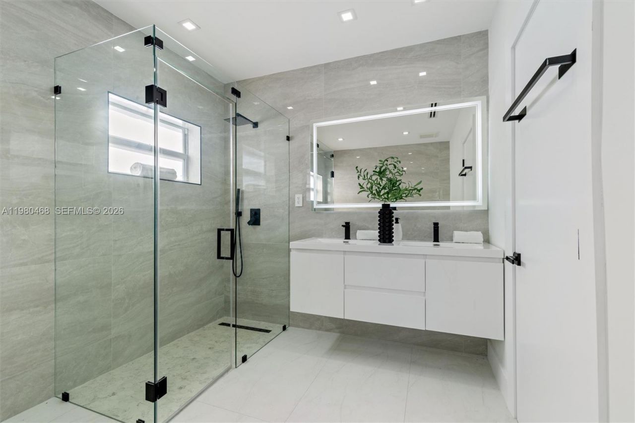 1840 NE 199th St , Miami, FL 33179 Photo