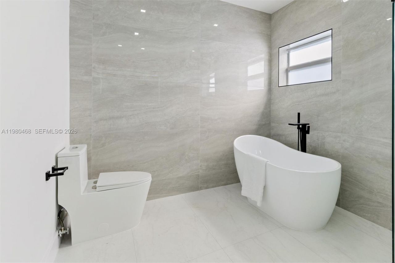 1840 NE 199th St , Miami, FL 33179 Photo