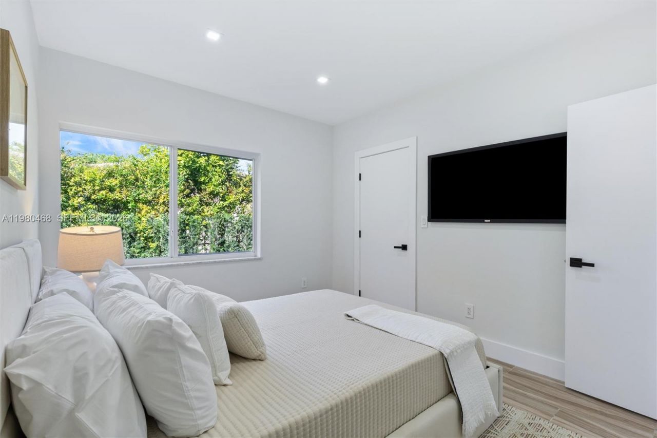 1840 NE 199th St , Miami, FL 33179 Photo