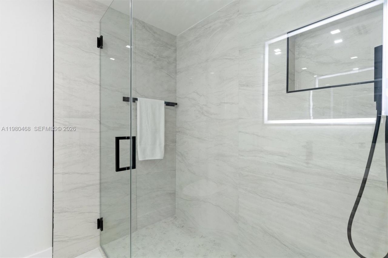 1840 NE 199th St , Miami, FL 33179 Photo