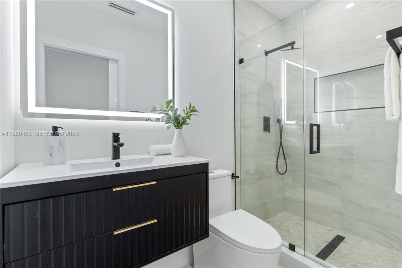 1840 NE 199th St , Miami, FL 33179 Photo