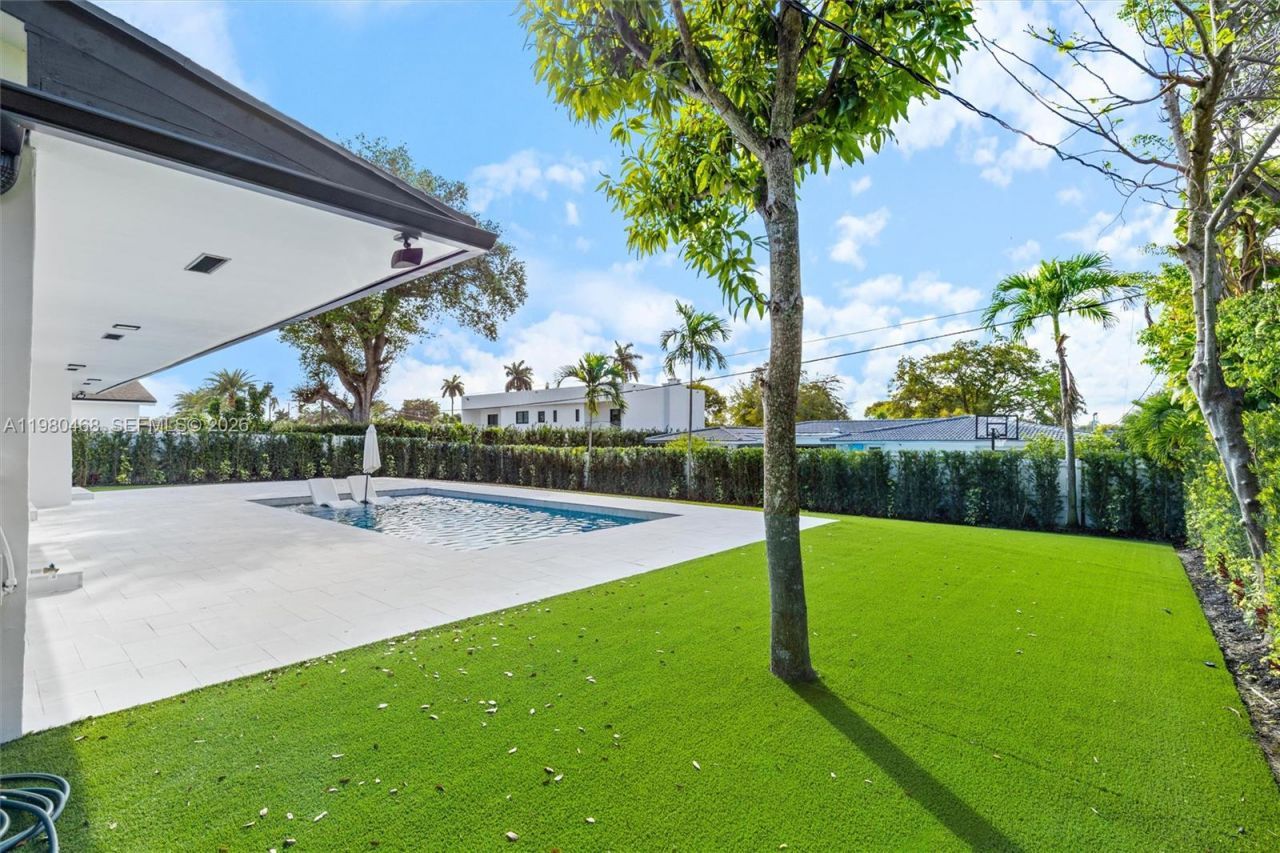 1840 NE 199th St , Miami, FL 33179 Photo