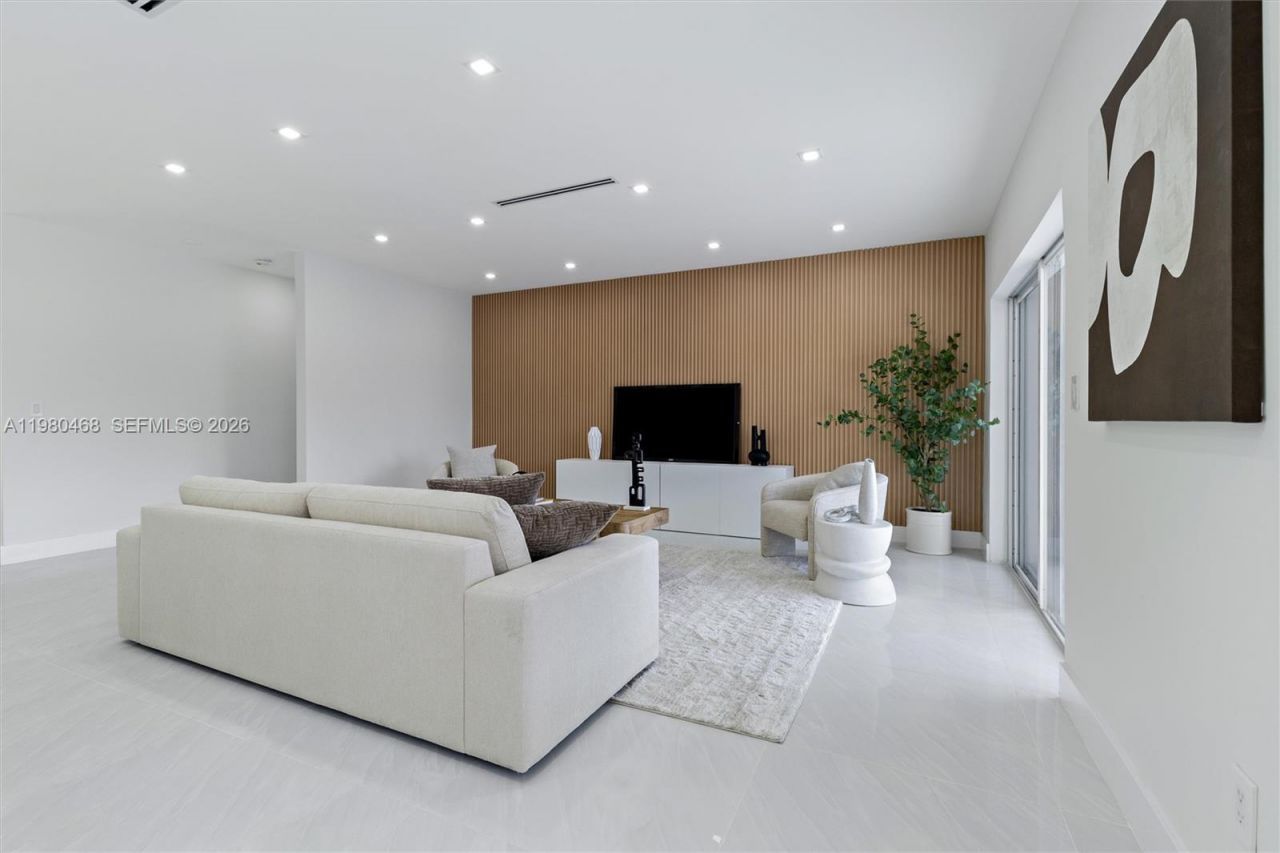 1840 NE 199th St , Miami, FL 33179 Photo