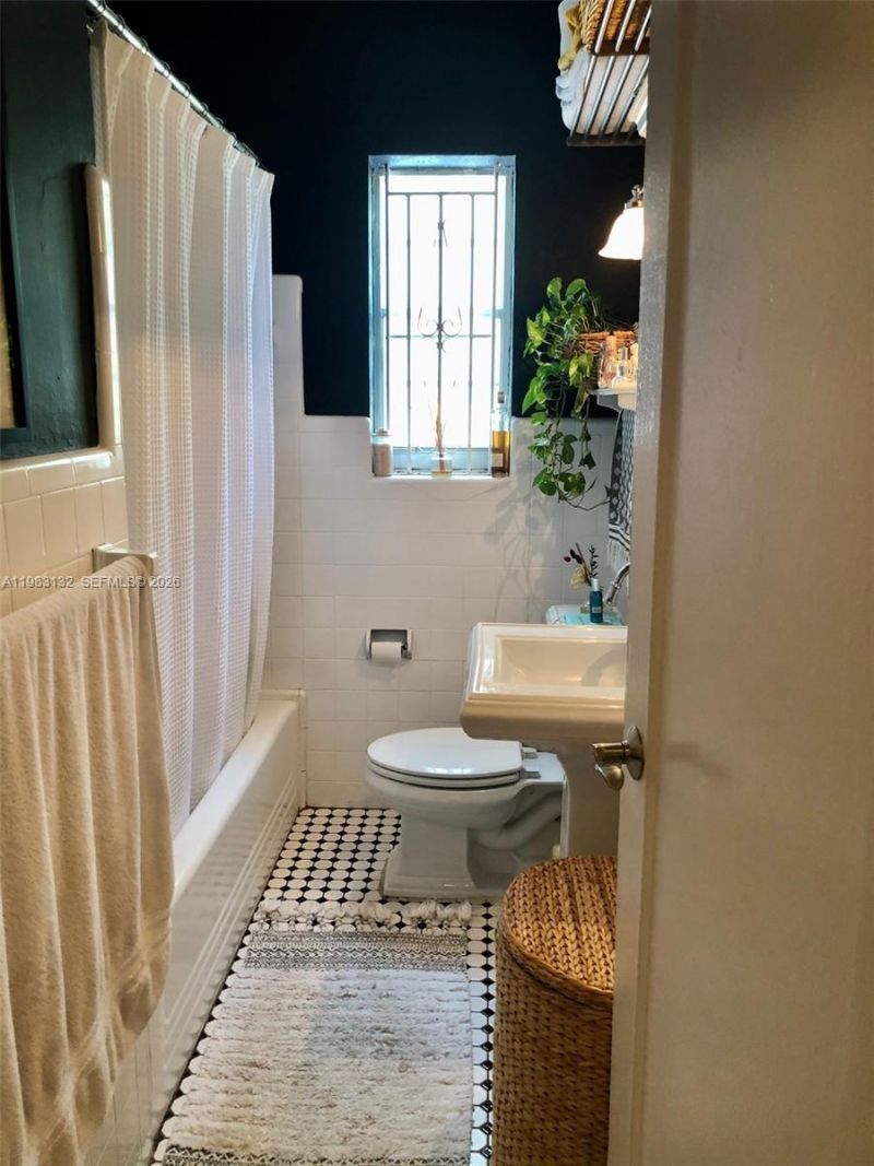 551 NE 69th St, Unit 1&2, Miami, FL 33138 Photo