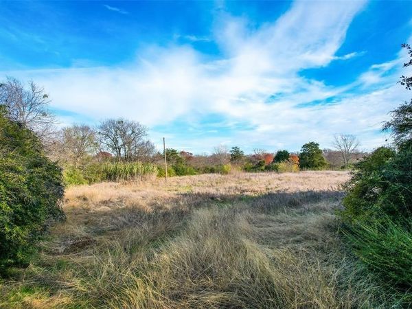 910 N Prairie Creek Road , Dallas, TX 75217