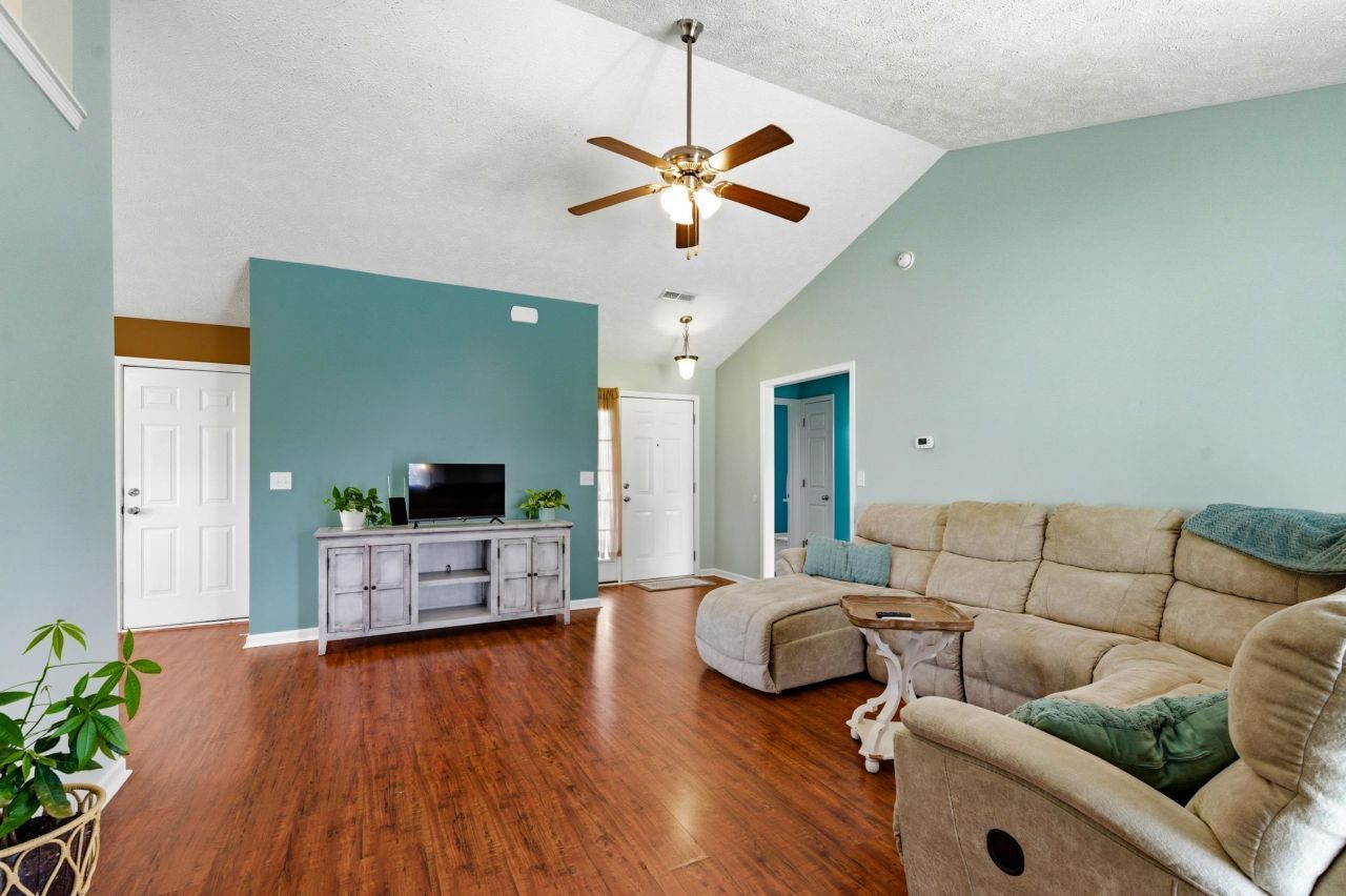 527 Cottage Oaks Circle Photo 4