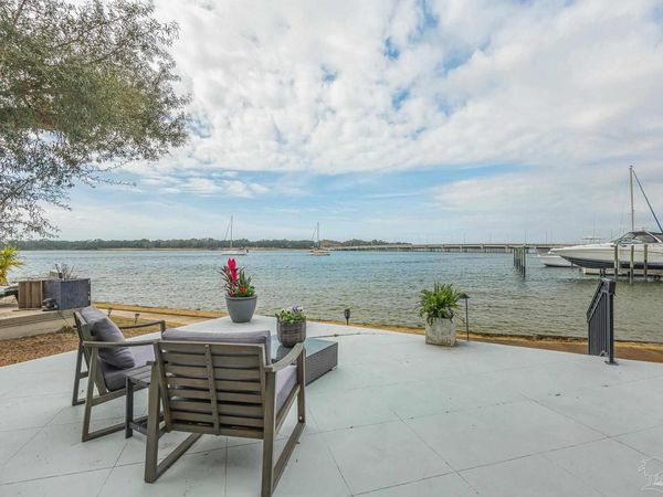 697 Palomar Dr, Pensacola, FL 32507