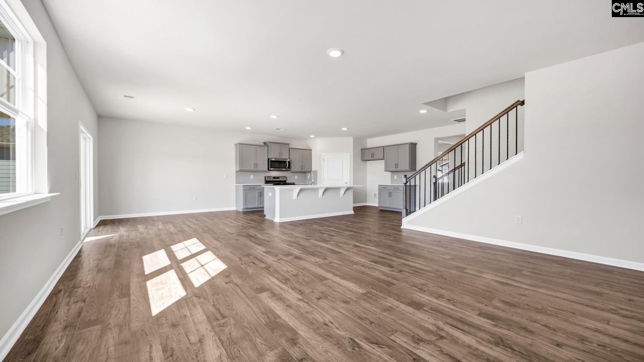423 Leathertree Lane Photo 12