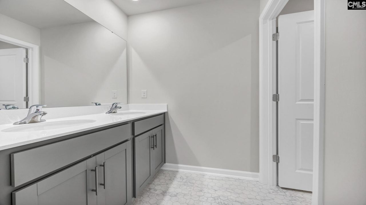 423 Leathertree Lane Photo 32