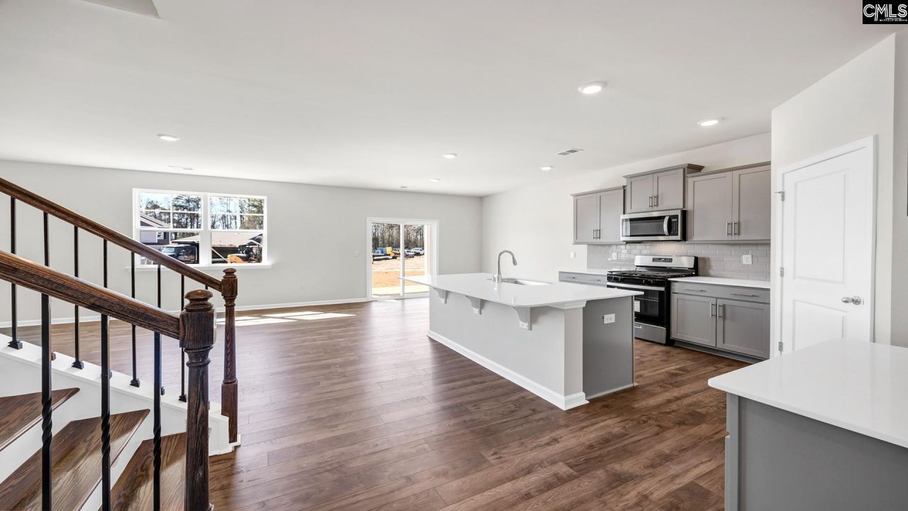 423 Leathertree Lane Photo 5