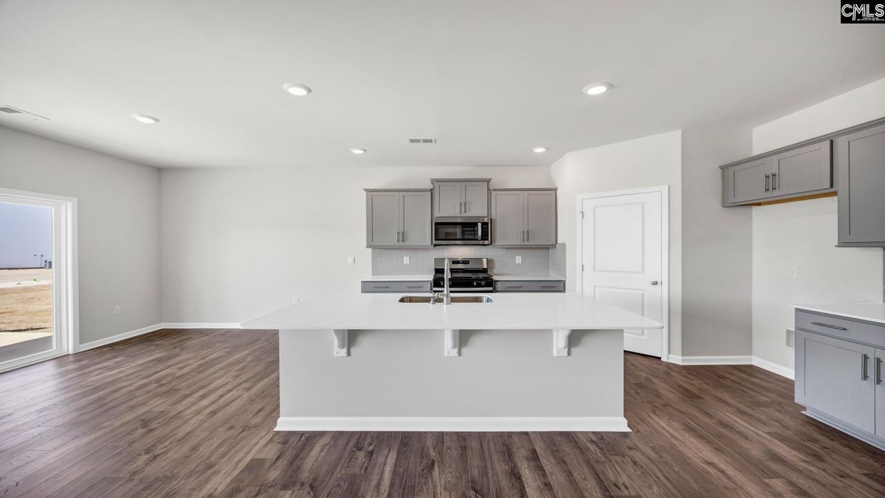 423 Leathertree Lane Photo 8