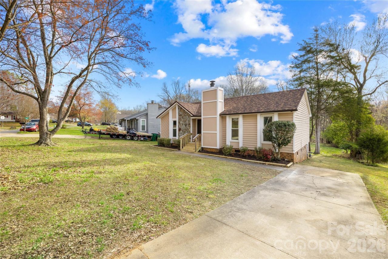 8122 Strawberry Point Drive, Charlotte, NC 28215 Main Photo