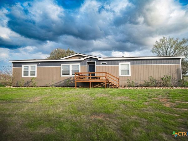 1689 County Road 315 , Yoakum, TX 77995