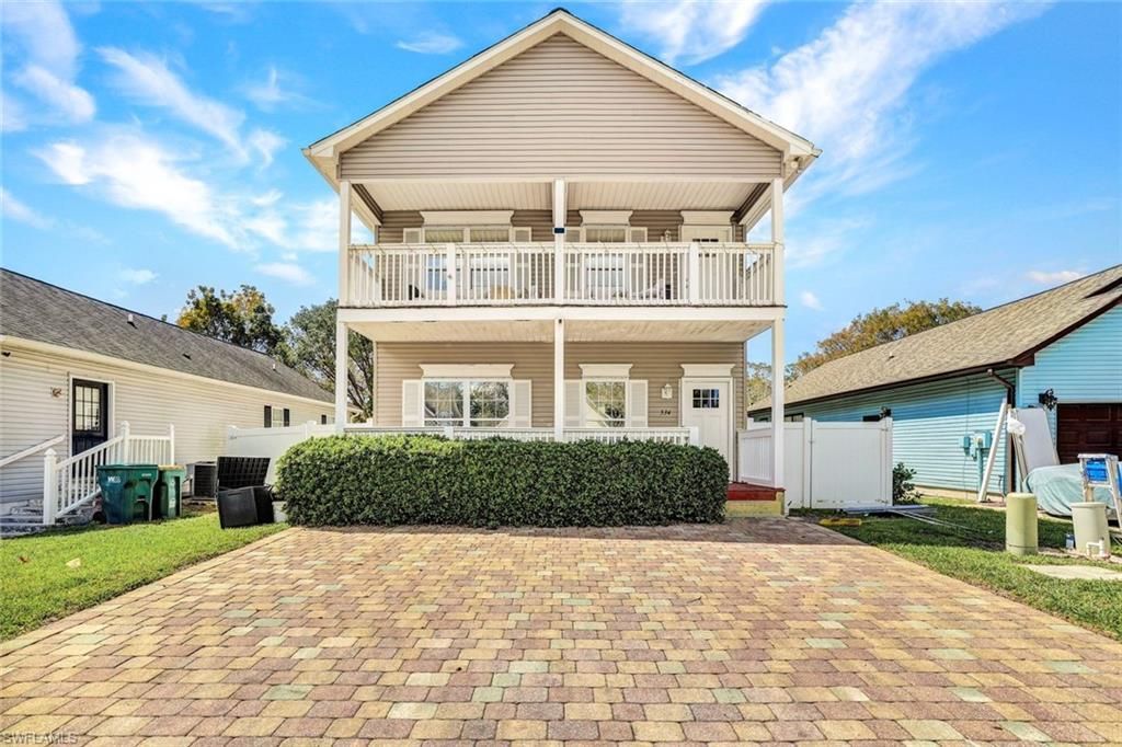 534 Leawood Cir, Naples, FL 34104 Main Photo