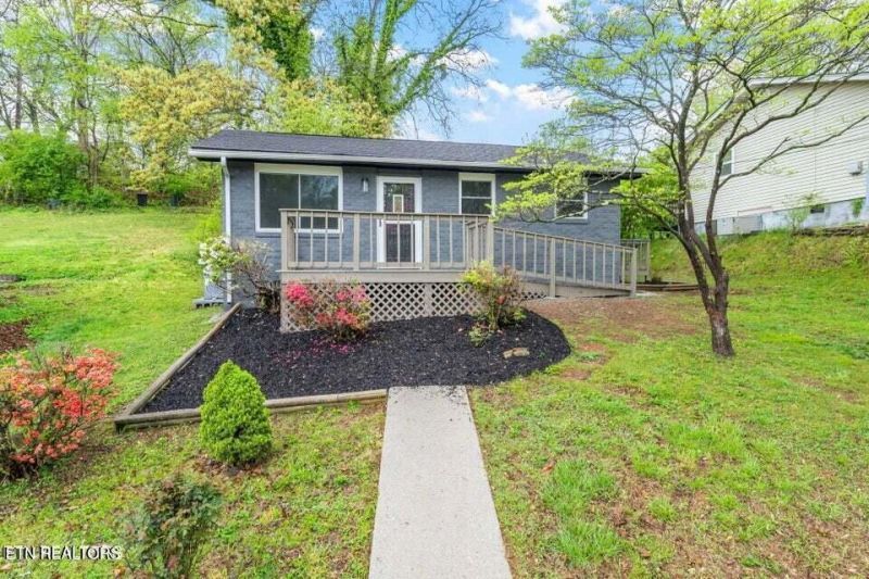 611 W 4th Ave, Lenoir City, TN 37771 Main Photo