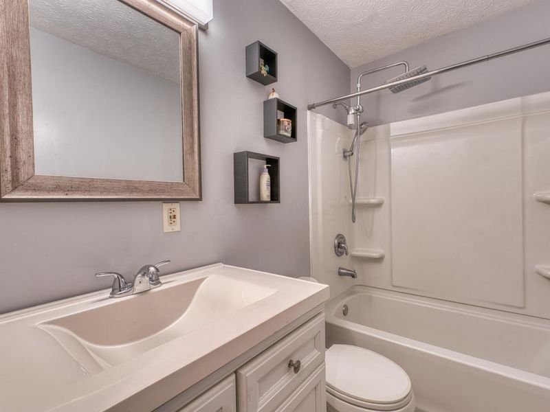 1833 Lakeview Drive, Newark, OH 43055 Photo 12