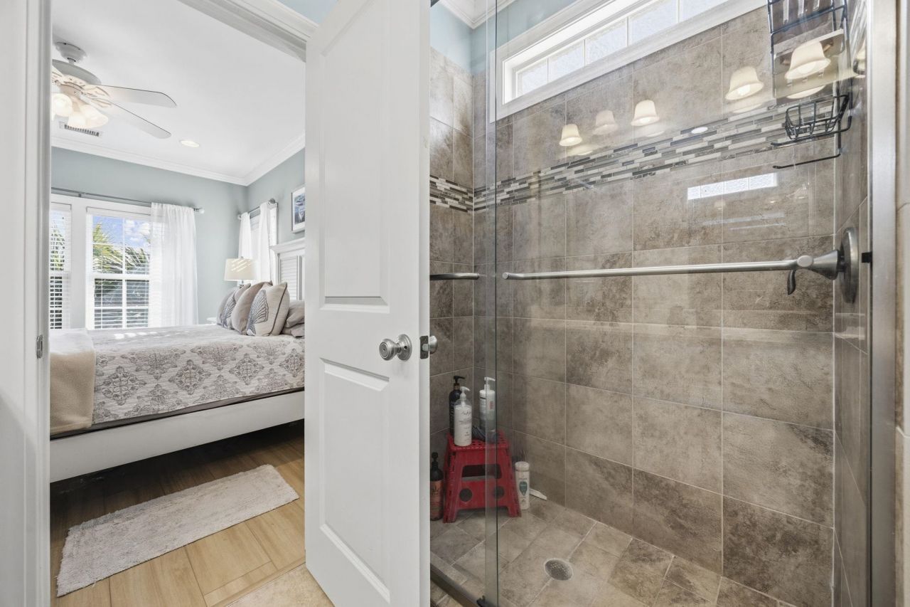 213 33rd Ave. N Photo 17