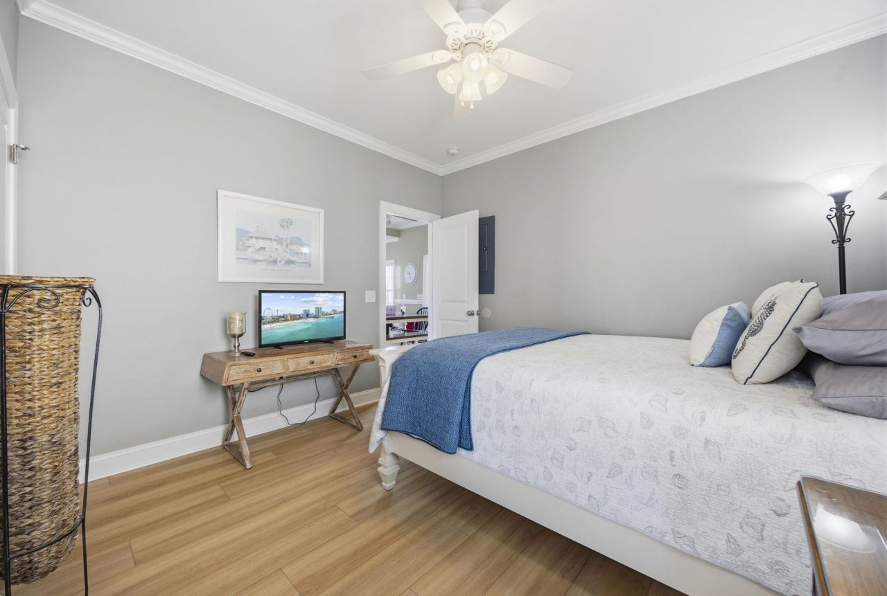 213 33rd Ave. N Photo 22