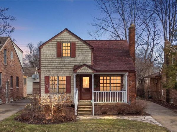 1218 Roslyn Road, Grosse Pointe Woods, MI 48236