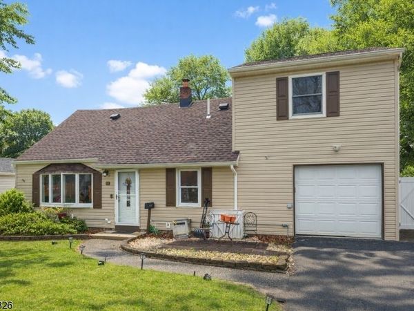 83 Village Rd, Pequannock, NJ 07444