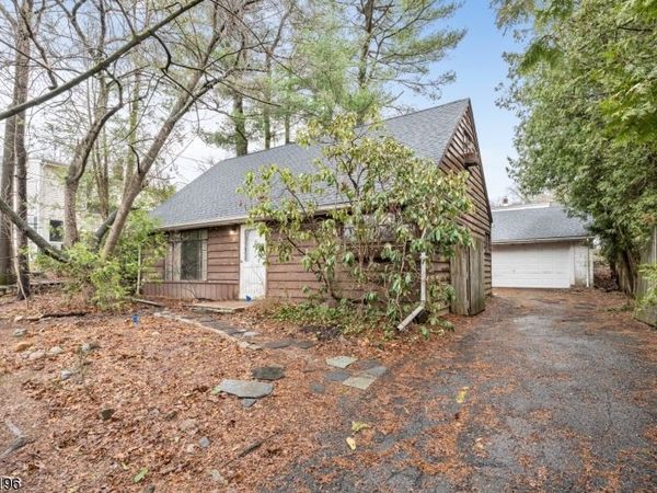 31 Cedar St, Midland Park, NJ 07432