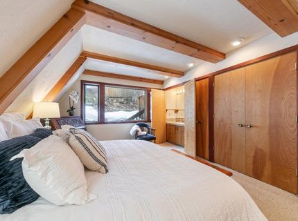 10211 Thomas Drive, Truckee, CA 96161 Photo