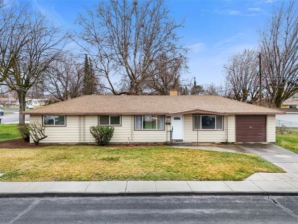 437 Sharon Avenue E, Moses Lake, WA 98837