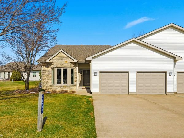 5569 Oak Hills Drive, Burlington, IA 52601