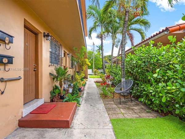 20 W 37th St, Hialeah, FL 33012