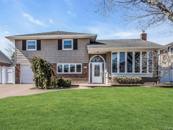 71 Lea Ann Terrace, Wantagh, NY 11793