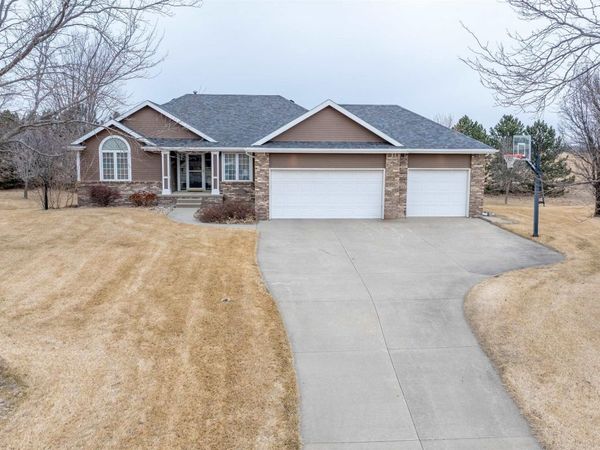 305 Fieldstone Court, Jefferson, SD 57038