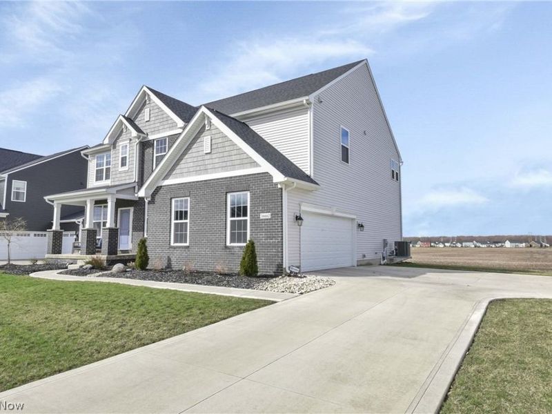 36662 W Shore Parkway, North Ridgeville, OH 44039 Photo 2